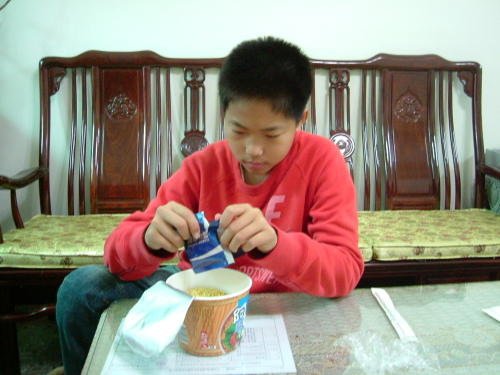 Eli Makes Instant Noodles