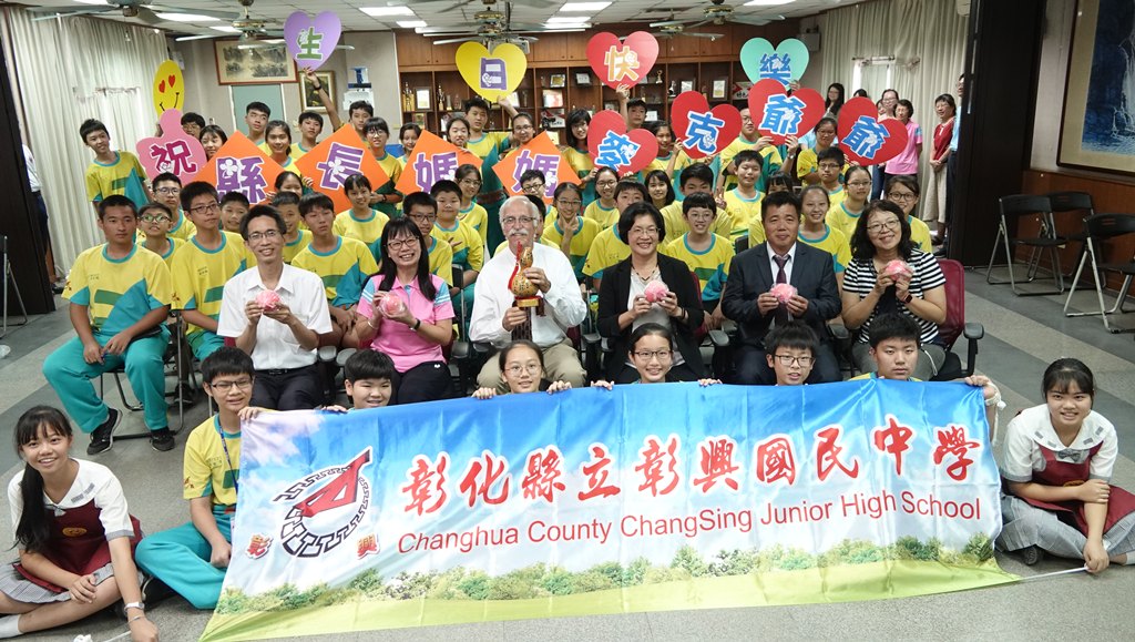 麥克爺爺與彰興國中師生大合照