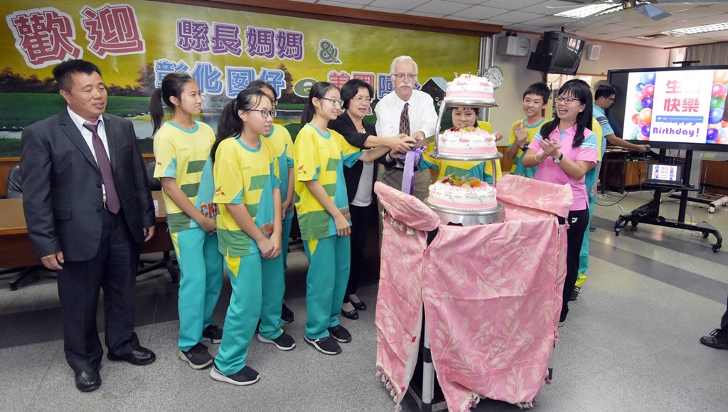 師生為麥克爺爺準備生日蛋糕與壽桃