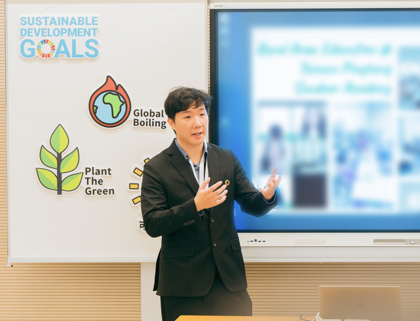 Edward Huang presenting on the SDGs and climate action